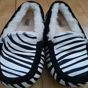 UGG slippers Size 8